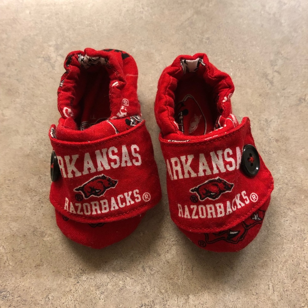 Arkansas Razorback crib shoes